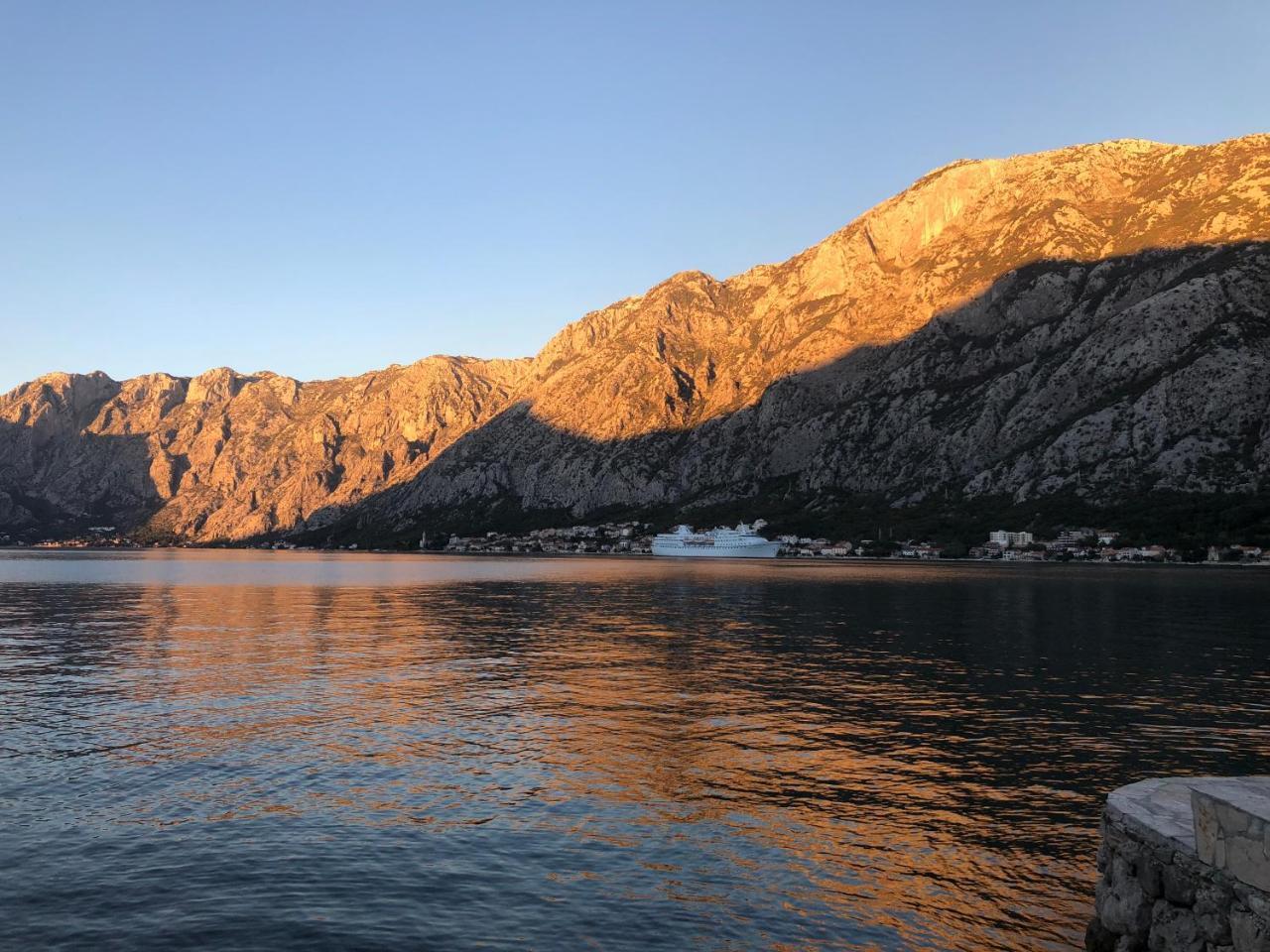Palazzo Sbutega Bed and Breakfast Kotor Exteriör bild
